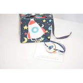 Μαρτυρικό με θέμα διάστημα , διαστημόπλοιο, πύραυλος βραχιόλι σε Blue navy &amp; Κόκκινο