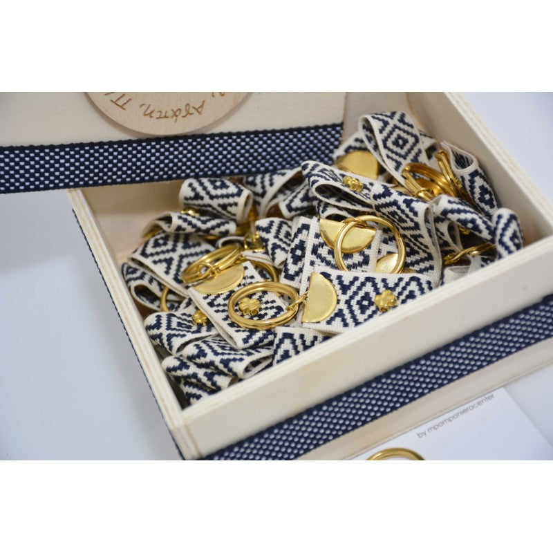 Μαρτυρικό μπρελόκ boho style με ιδιαίτερο εκρού - black σχέδιο Vintage και σταυρό