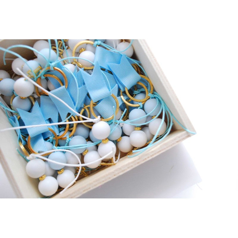 Μαρτυρικό μπρελόκ με λευκές -σιέλ χάντρες και σταυρό χρυσό