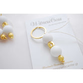 Μαρτυρικό μπρελόκ με λευκές χάντρες και σταυρό χρυσό ιδιαίτερο