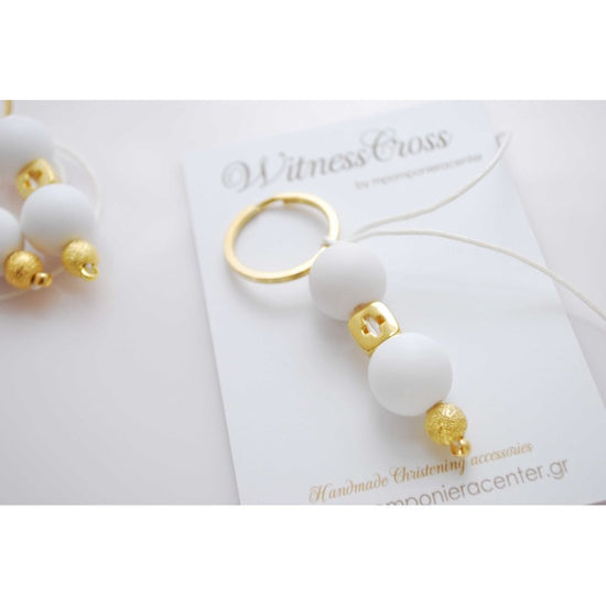 Μαρτυρικό μπρελόκ με λευκές χάντρες και σταυρό χρυσό ιδιαίτερο