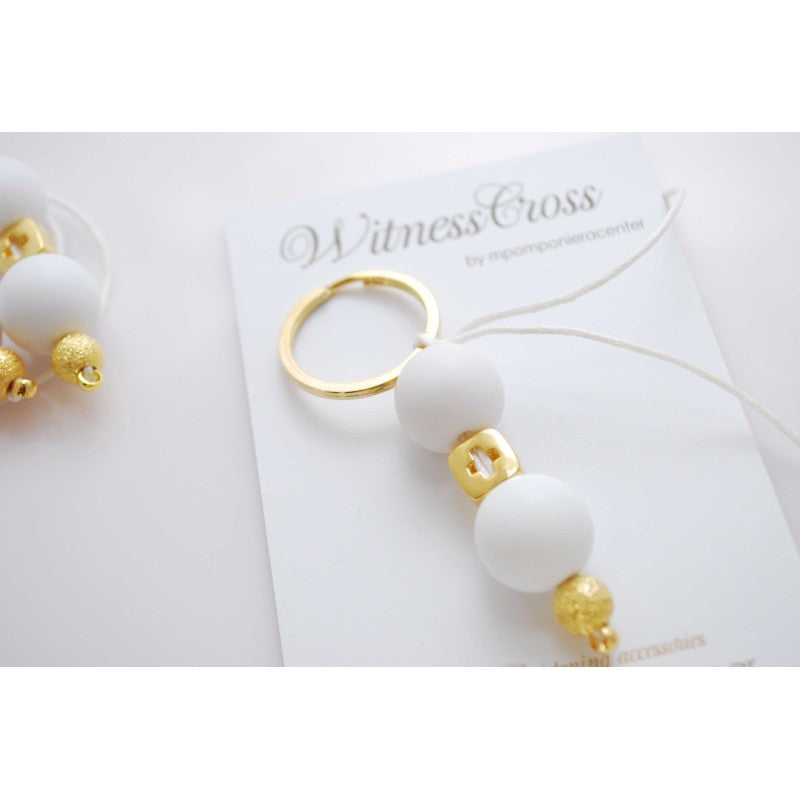 Μαρτυρικό μπρελόκ με λευκές χάντρες και σταυρό χρυσό ιδιαίτερο