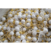 Μαρτυρικό μπρελόκ με λευκές χάντρες και σταυρό χρυσό ιδιαίτερο