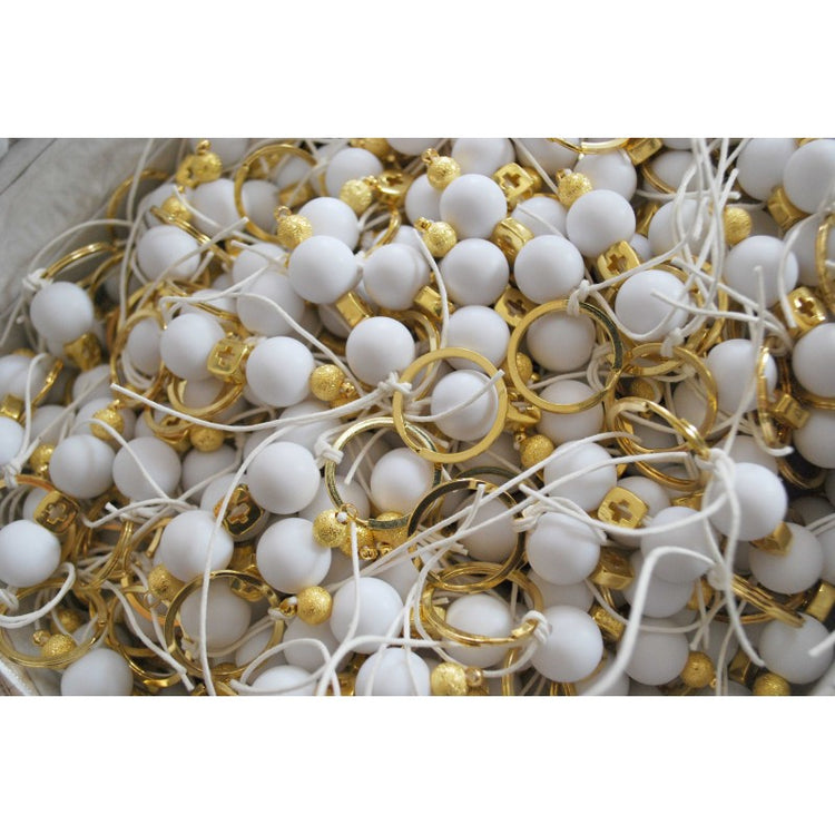 Μαρτυρικό μπρελόκ με λευκές χάντρες και σταυρό χρυσό ιδιαίτερο