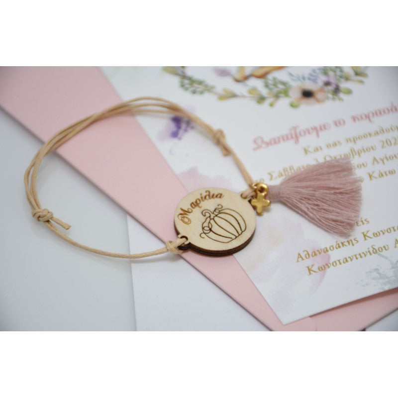 Μαρτυρικό με χάραξη κολοκύθα και το όνομα του παιδιού σάπιο μήλο