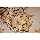 Μαρτυρικό παπιγιόν βραχιόλι ξύλινο & μεταλλικό σταυρό σε μπεζ κερωμένο κορδόνι