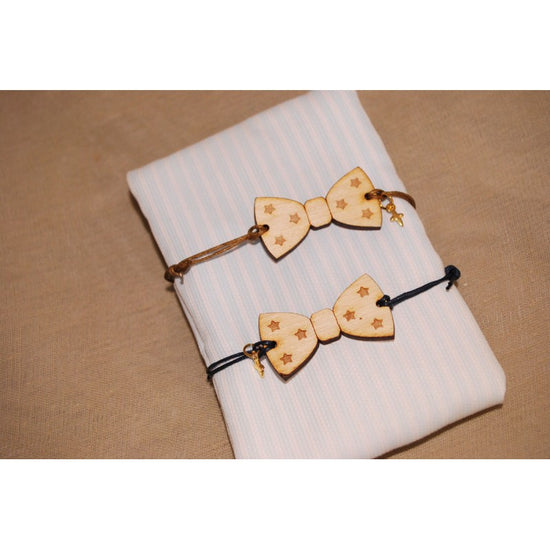 Μαρτυρικό παπιγιόν βραχιόλι ξύλινο με χάραξη αστεράκια με χρυσό σταυρό