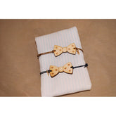 Μαρτυρικό παπιγιόν βραχιόλι ξύλινο με χάραξη αστεράκια με χρυσό σταυρό