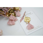 Μαρτυρικό πέτου με θεματικό άμαξα και το όνομα της μικρής , ημερομηνία μυστηρίου σε σάπιο μήλο