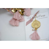 Μαρτυρικό πέτου με θεματικό άμαξα και το όνομα της μικρής , ημερομηνία μυστηρίου σε σάπιο μήλο