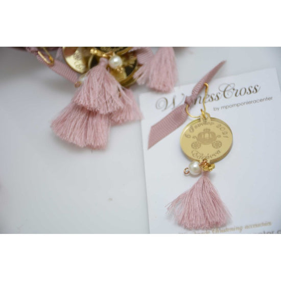 Μαρτυρικό πέτου με θεματικό άμαξα και το όνομα της μικρής , ημερομηνία μυστηρίου σε σάπιο μήλο