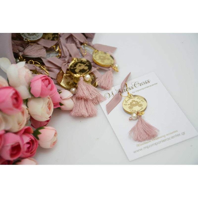 Μαρτυρικό πέτου με θεματικό άμαξα και το όνομα της μικρής , ημερομηνία μυστηρίου σε σάπιο μήλο