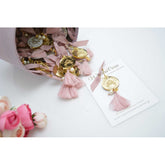 Μαρτυρικό πέτου με θεματικό άμαξα και το όνομα της μικρής , ημερομηνία μυστηρίου σε σάπιο μήλο