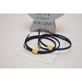 Μαρτυρικό βραχιόλι με ιδιαίτερο σουέτ κορδόνι , περαστό σταυρό και κούμπωμα