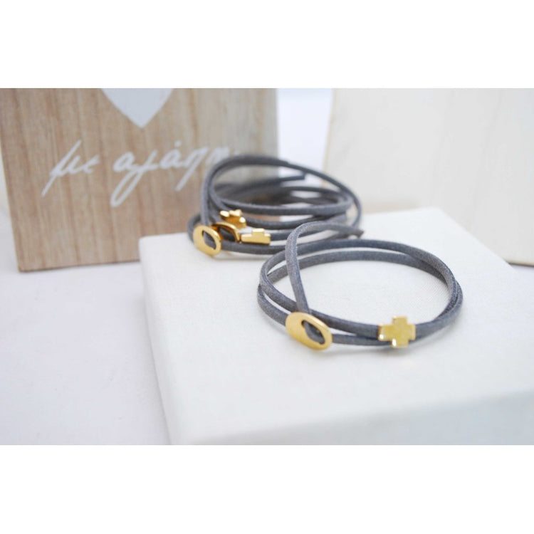 Μαρτυρικό βραχιόλι με ιδιαίτερο σουέτ κορδόνι γκρι - ποντικί , περαστό σταυρό και κούμπωμα