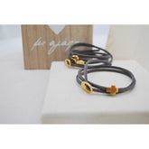 Μαρτυρικό βραχιόλι με ιδιαίτερο σουέτ κορδόνι γκρι - ποντικί , περαστό σταυρό και κούμπωμα