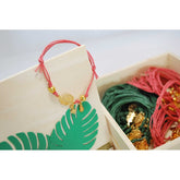 Μαρτυρικό βραχιόλι φύλλο μονστέρα,  ανανάς-εξωτικό ιδανικό για θέμα σαφάρι με ιδιαίτερο σταυρό