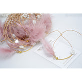 Μαρτυρικό βραχιόλι με ιδιαίτερο δέσιμο , πούπουλο, κρεμαστή μπίλια,  περαστό σταυρό και τριαντάφυλλο