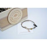 Μαρτυρικό βραχιόλι με μουστάκι σε μαύρο με μεταλλικό σταυρό με μαύρες αποχρώσεις.