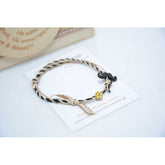 Μαρτυρικό βραχιόλι με μουστάκι σε μαύρο με μεταλλικό σταυρό με μαύρες αποχρώσεις.