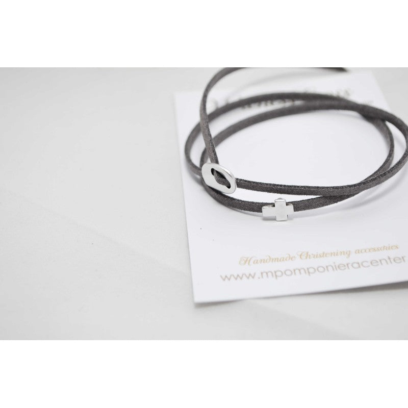 Μαρτυρικό βραχιόλι με ιδιαίτερο σουέτ κορδόνι , περαστό σταυρό και κούμπωμα σε ασημί
