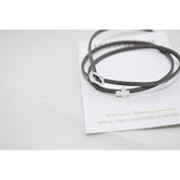 Μαρτυρικό βραχιόλι με ιδιαίτερο σουέτ κορδόνι , περαστό σταυρό και κούμπωμα σε ασημί