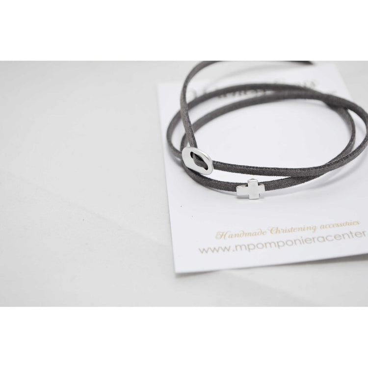 Μαρτυρικό βραχιόλι με ιδιαίτερο σουέτ κορδόνι , περαστό σταυρό και κούμπωμα σε ασημί