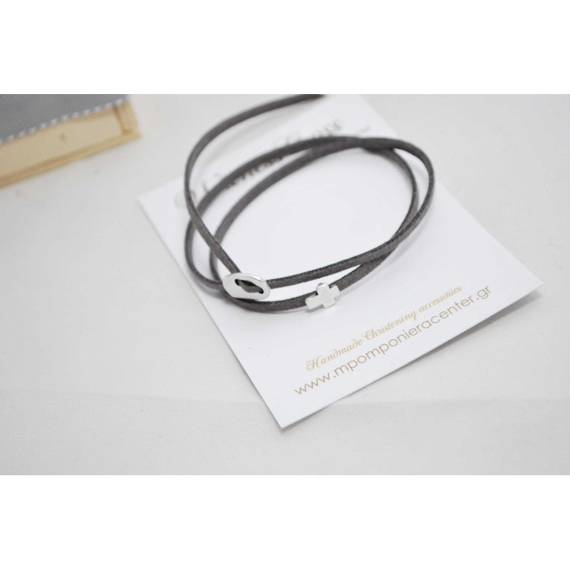 Μαρτυρικό βραχιόλι με ιδιαίτερο σουέτ κορδόνι , περαστό σταυρό και κούμπωμα σε ασημί