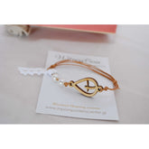 Μαρτυρικό βραχιόλι με ξύλινο σταυρό και πέρλες