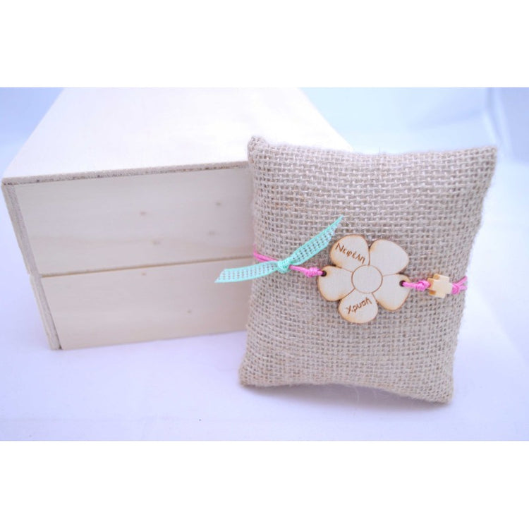 Μαρτυρικό βραχιόλι με ξύλινη μαργαρίτα και χάραξη ονομάτων νεοφώτιστου