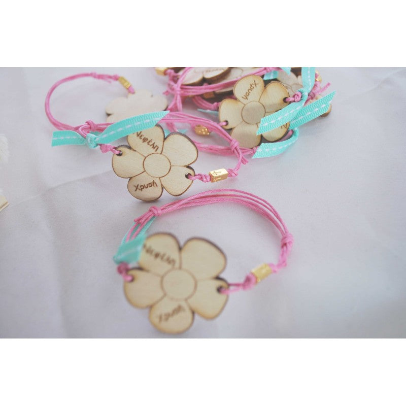 Μαρτυρικό βραχιόλι με ξύλινη μαργαρίτα και χάραξη ονομάτων νεοφώτιστου