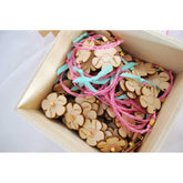 Μαρτυρικό βραχιόλι με ξύλινη μαργαρίτα και χάραξη ονομάτων νεοφώτιστου