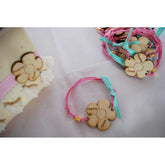 Μαρτυρικό βραχιόλι με ξύλινη μαργαρίτα και χάραξη ονομάτων νεοφώτιστου