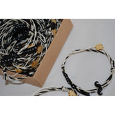 Μαρτυρικό βραχιόλι με μουστάκι σε μαύρο με ξύλινο σταυρό με μαύρες και μπεζ αποχρώσεις.