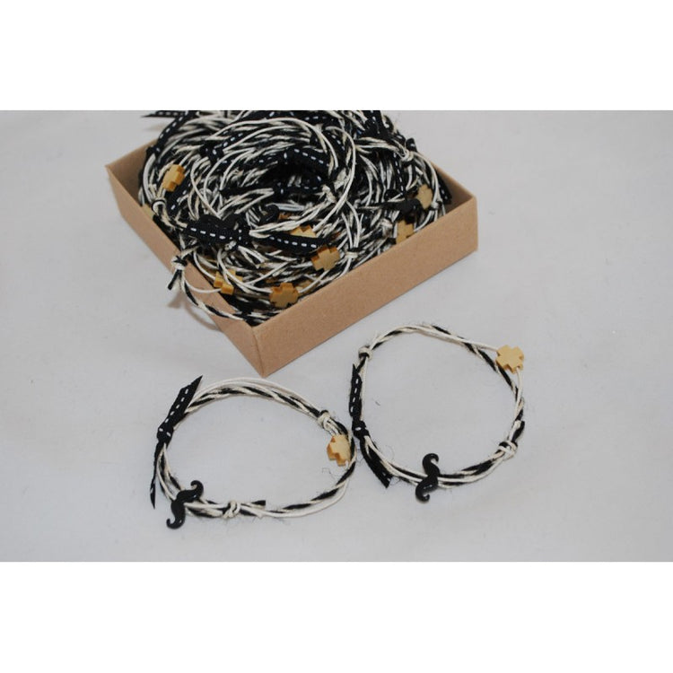 Μαρτυρικό βραχιόλι με μουστάκι σε μαύρο με ξύλινο σταυρό με μαύρες και μπεζ αποχρώσεις.