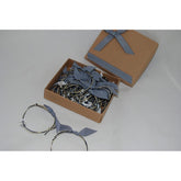 Μαρτυρικό βραχιόλι με μουστάκι σε λευκό με μεταλλικό σταυρό και μπλέ σκούρες αποχρώσεις.