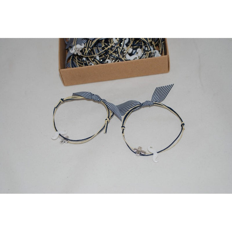 Μαρτυρικό βραχιόλι με μουστάκι σε λευκό με μεταλλικό σταυρό και μπλέ σκούρες αποχρώσεις.