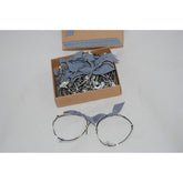 Μαρτυρικό βραχιόλι με μουστάκι σε λευκό με μεταλλικό σταυρό και μπλέ σκούρες αποχρώσεις.