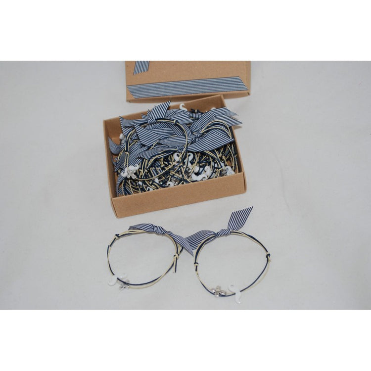 Μαρτυρικό βραχιόλι με μουστάκι σε λευκό με μεταλλικό σταυρό και μπλέ σκούρες αποχρώσεις.